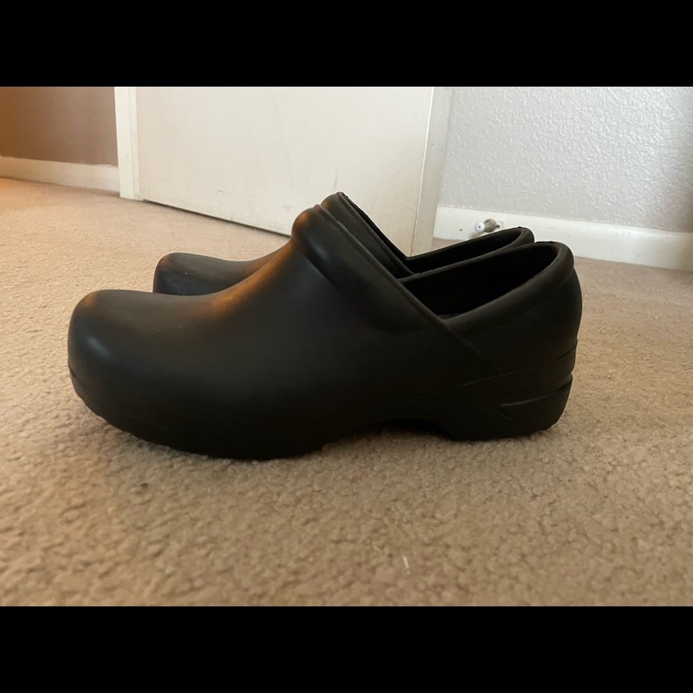 Nursing clogs-Black